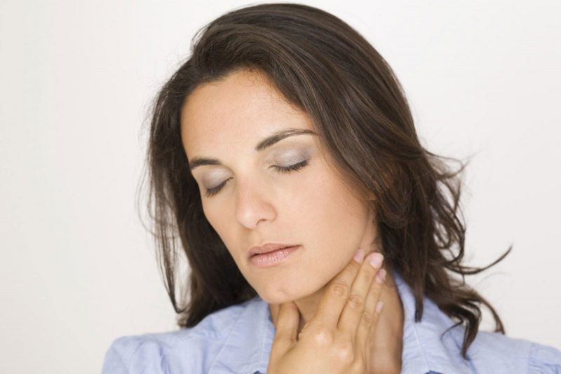 8 Natural Remedies to Get Rid of a Sore Throat